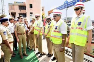 Commissioner of Police V.B. Kamalasan Reddy showing the newly-acquired set of mannequins for traffic police in Karimnagar town.